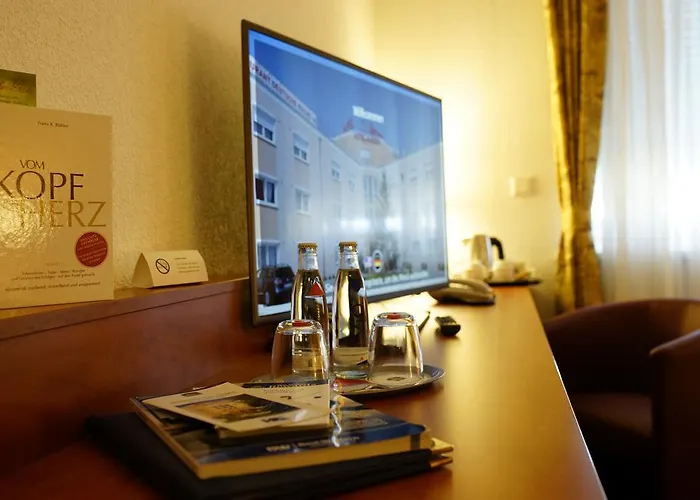 Aurora Erlangen מלון 3*